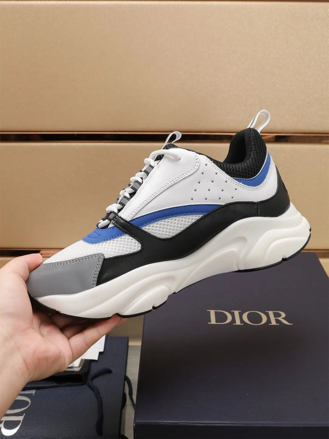 Men's shoes 💰P460💰【Dior】Dior✨ is online at the same time👏 This casual sneaker is a new product in the series and continues Di*r's classic style. The upper is made of original mesh and cow leather, with a two-color textured outsole, and the brand's iconic details on the rear collar and heel to enhance the style. Fashionable and versatile. Wear it with jeans or slacks for a casual look. Size: 38-44 (45 customized)